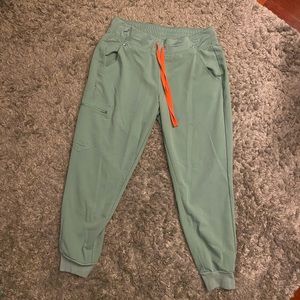 Mint Zamora Jogger Scrub Pants, size medium petite.